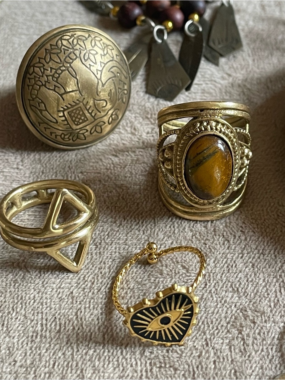 Lot of gold tone fashion jewelry and cat pouch . - Picture 4 of 16